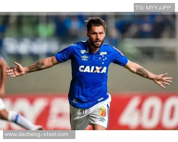 克鲁塞罗与博塔的精彩对决揭示巴西足球的魅力与竞争力 克鲁塞罗与博塔的精彩对决揭示巴西足球的魅力与竞争力