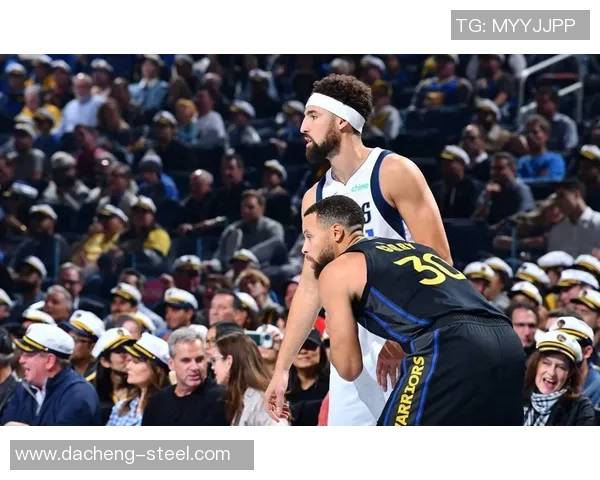 勇士与独行侠对决库里展现王者风范引领球队争夺胜利 勇士与独行侠对决库里展现王者风范引领球队争夺胜利