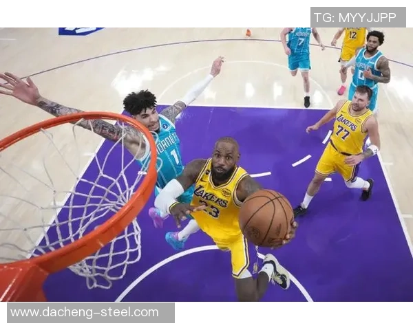 湖人对决黄蜂季后赛精彩回顾与赛场亮点分析 湖人对决黄蜂季后赛精彩回顾与赛场亮点分析